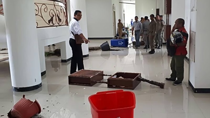 Kantor Bupati Banggai Dirusak Massa Unjuk Rasa
