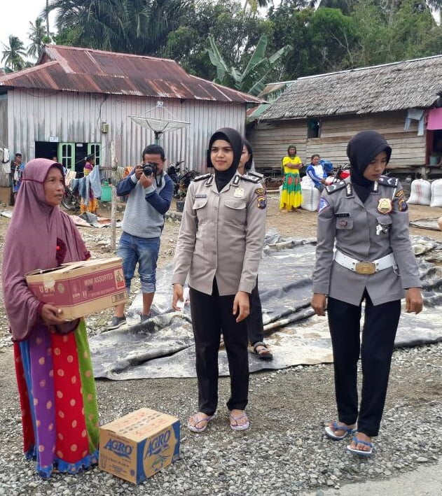Polwan Cantik Ini Bagikan Sembako di Lokasi Banjir Donggala