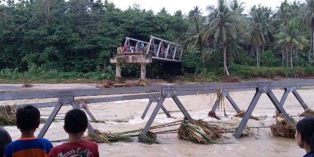 Jembatan Penghubung Antar Desa di Kecamatan Galang Hanyut terbawa Banjir