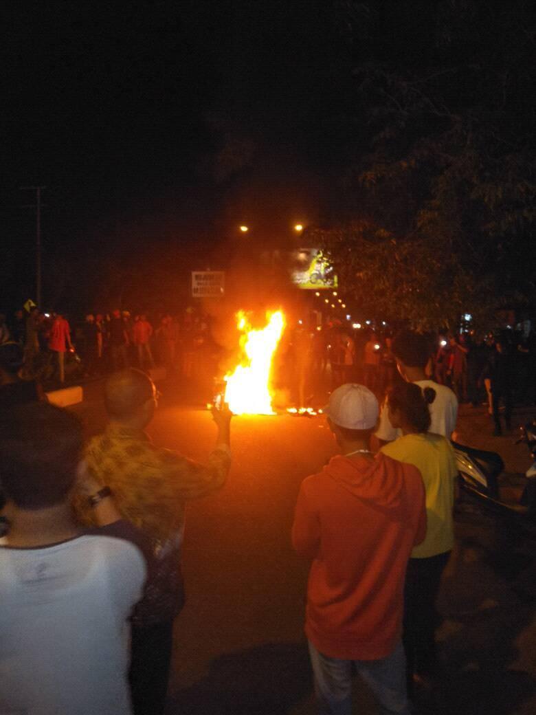 Motor Diduga Milik Begal Dibakar di Palu