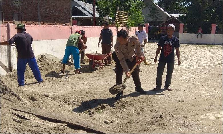Kompak, Bhabinkamtibmas Bersama Warga Kerja Bakti Bersihkan Lingkungan