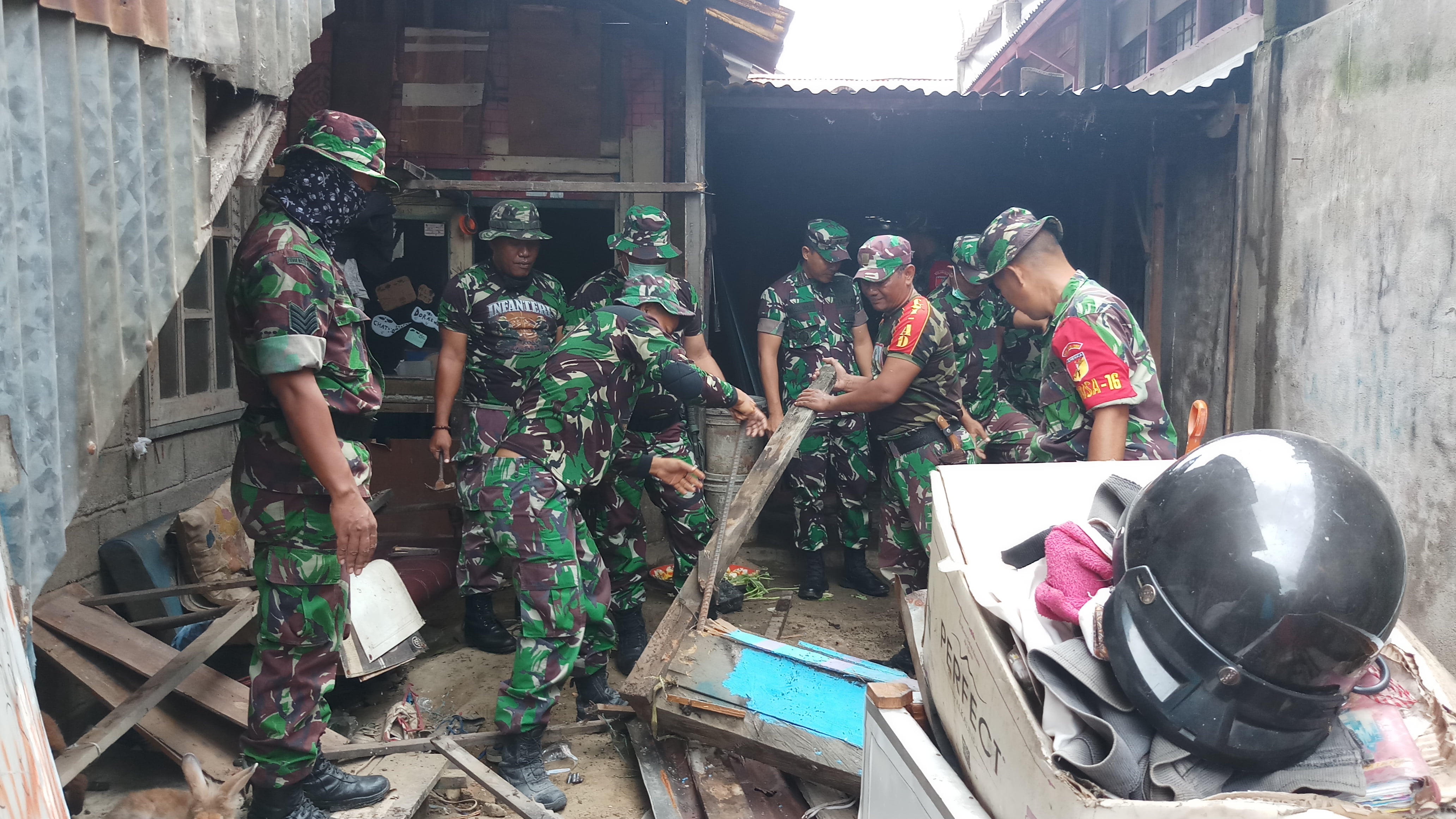 Rumah Pemulung di Kota Palu DiSerbu Personil Kodim 1306 Donggala