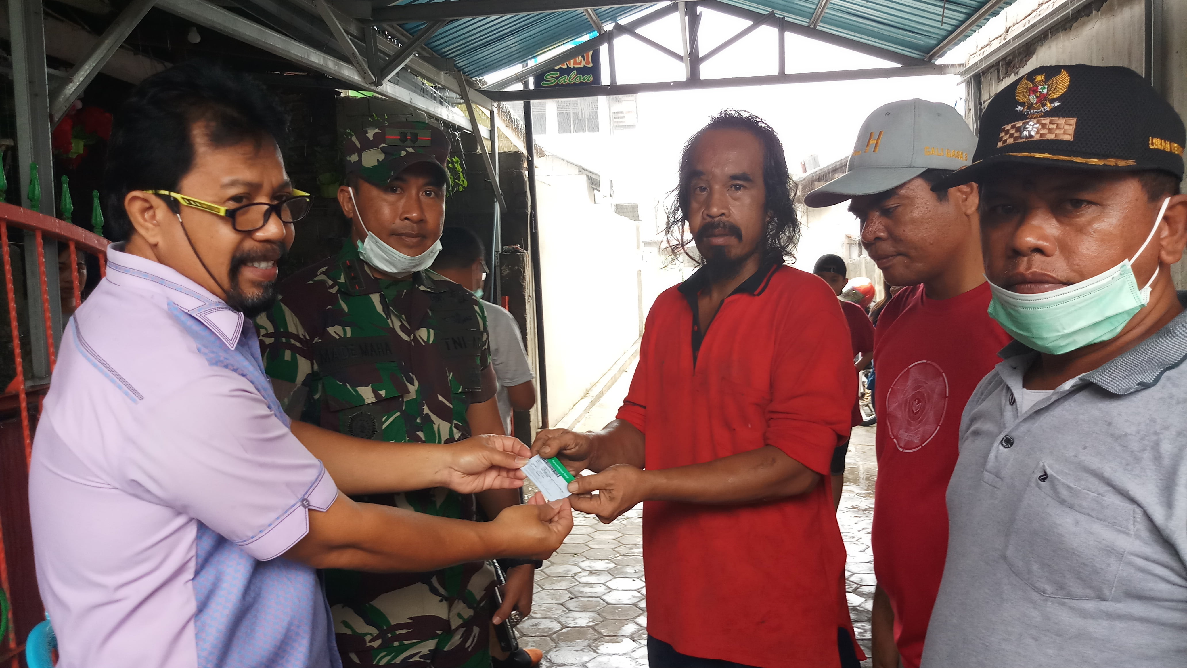 Dinsos Kota Palu Serahkan Kartu Indonesia Sehat Ke Warga Kurang Mampu