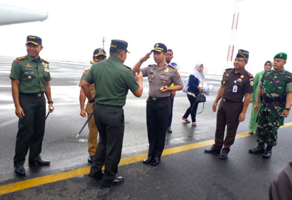 Kapolres Banggai Sambut Kedatangan Pangdam XIII/Merdeka di Bandara Luwuk
