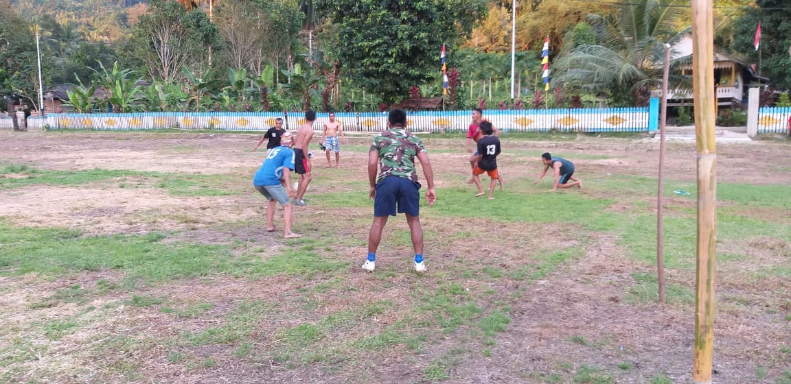 TNI AD DAN WARGA ASIK MAIN BOLA DI LOKASI TMMD KE 103