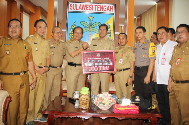 Sumbang Dana Rp.1,5 Milyar serta 1,5 Ton Ikan asin Dari Pemkab Banggai Untuk Korban Bencana di Pasigala