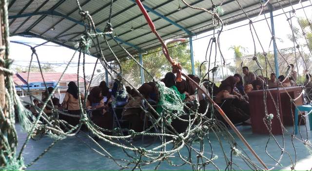 Luluh Lantak diterjang Likuifaksi dan Gempabumi,Ratusan Murid MTSN 3 Palu belajar di Lapangan Futsal