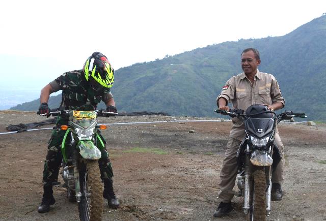 Dengan Motor Trail,Walikota Palu Bersama Dandim 1306/Dgl “Taklukkan “ Tanjakan Bukit Salena