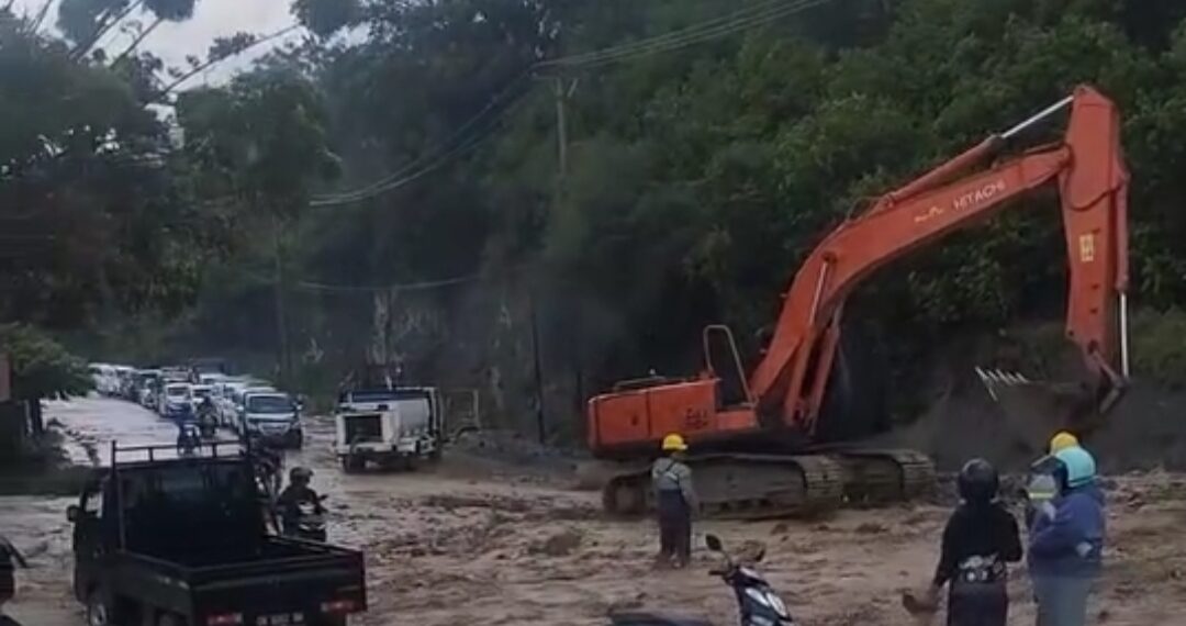 Banjir Kembali Melanda Ruas Palu-Donggala, Antrian Kendaraan Macet Mengular