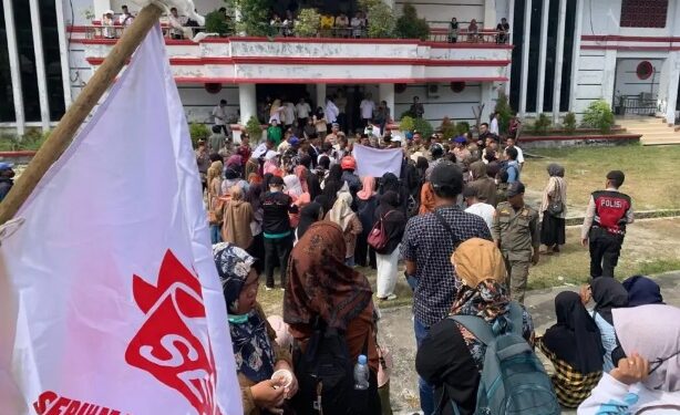 Honorer Donggala Datangi Kantor Dprd ,Menyampaikan Orasinya Terkait Status Kepegawaian